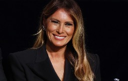 MELANIJA STIGLA U CRKVU SVETOG JOVANA SA TRAMPOM Izgleda besprekorno, zbog jednog detalja svi gledaju samo u nju