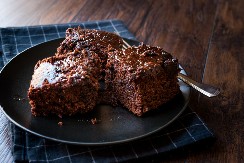 RECEPT ZA NEODOLJIVI KOLAČ Prava domaća poslastica sa brusnicama, suvim grožđem i grizom