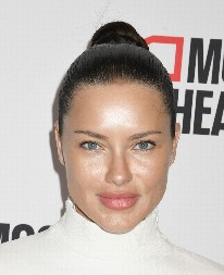 IMA RUTINU KOJA JOJ POMAŽE, NIJE SAMO BOTOKS Šta Adrijana Lima jede da bi joj koža izgledala zdravo i mladoliko?