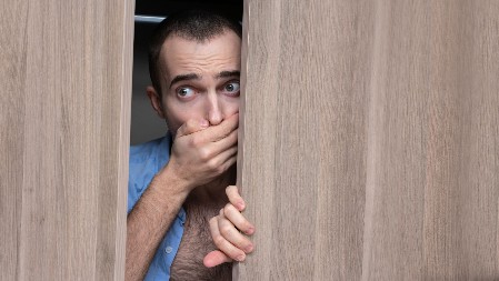 UPOTREBIO "NAJSTARIJU DETEKTIVSKU METODU" DA SPASE BRAK Kada je čuo uzdahe, odmah poleteo da sve snimi, ali ono što je zatekao ga je paralisalo