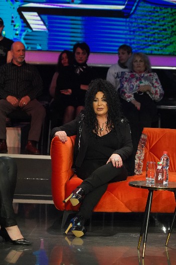 EVO KAKO STOJA ZGRĆE OGROMNE PARE! Pevačica razvila biznis, niko nije znao, mesečno zaradi cifru od koje boli glava!