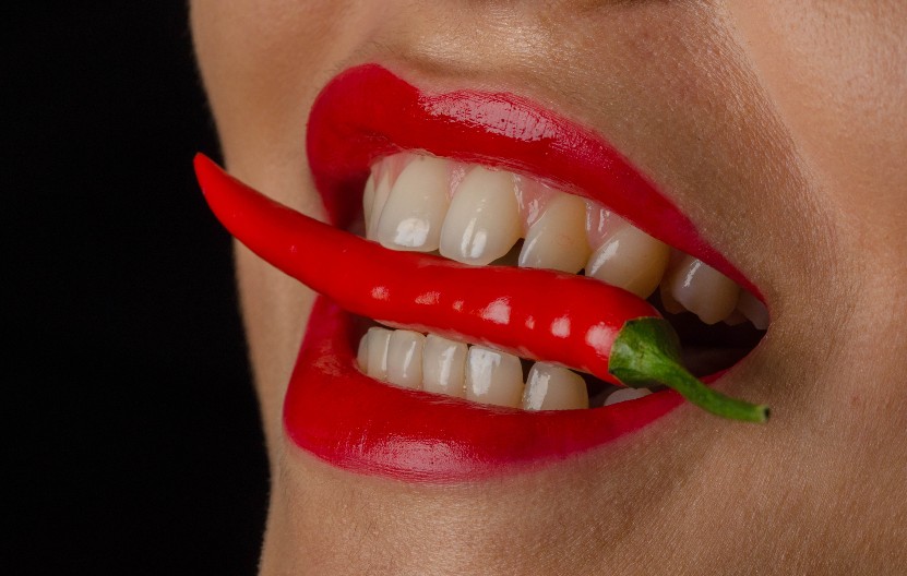 NIJE SVAKA NIJANSA CRVENOG KARMINA PRAVI IZBOR Evo kako da izaberete najbolju nijasnu ruža, vaše usne nikad lepše, a zubi još belji