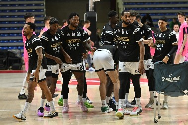 GDE JE BEOGRAD? Košarkaš Partizana se žestoko obrukao, "grobari" gledaju i ne veruju (VIDEO)