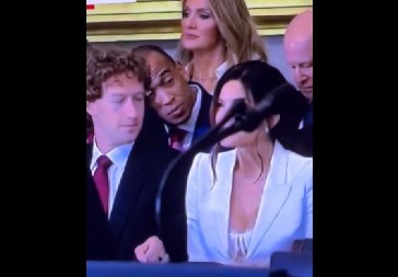 "BEZOBRAZNIČE JEDAN": Mark Zakerberg uhvaćen kako "blene" u dekolte Bezosove verenice! (VIDEO)