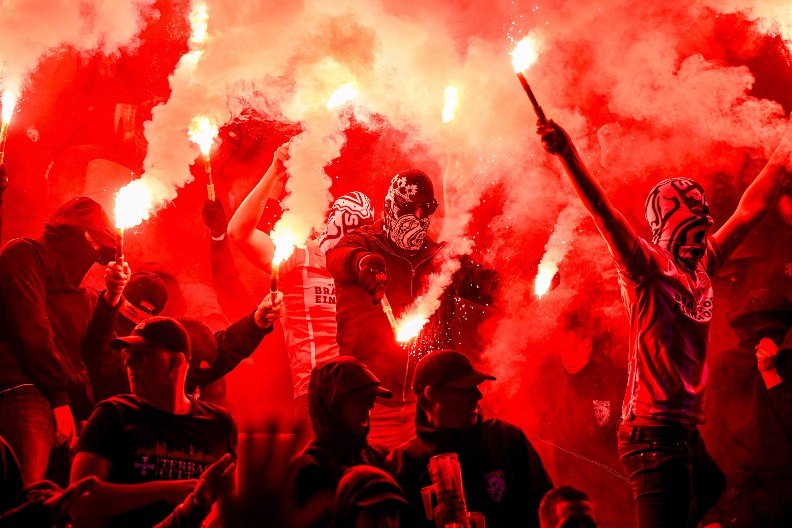 HOLANĐANI UPOZORAVAJU NAVIJAČE PSV u Beogradu bodri više od 2.000 ultrasa