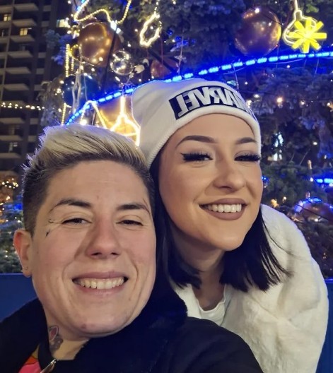 PRVA FOTOGRAFIJA IZ PORODILIŠTA Stefani Grujić bleda i iscrpljena, Matora joj ovako pruža podršku (FOTO)