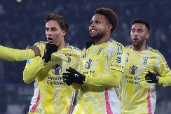 LJUBAVNA BOMBA EKSPLODIRALA Prelepa Ruskinja nije mogla da odoli Vlahovićevom saigraču