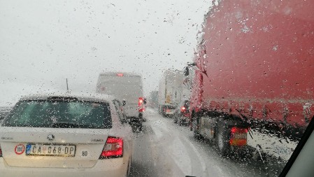 UKLJUČILA GREJANJE U AUTOMOBILU, NI NE SLUTEĆI ŠTA JE ČEKA! Odjednom su kese na sedištu POČELE DA SE POMERAJU - usledila neviđena drama nasred puta (FOTO)