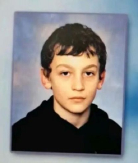 PREPOZNAJETE LI DEČAKA SA SLIKE? Poznat je po brojnim skandalima i jedan je od najtraženijih pevača