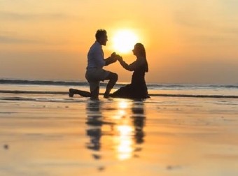 NEPOZVANA UŠETALA U KADAR,  PA UPROPASTILA PROSIDBU IZ BAJKE Kada je mladi par shvatio šta je na snimku, zanemeli od šoka! (VIDEO)