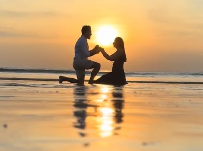 NEPOZVANA UŠETALA U KADAR,  PA UPROPASTILA PROSIDBU IZ BAJKE Kada je mladi par shvatio šta je na snimku, zanemeli od šoka! (VIDEO)