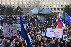 OBARAJU FICA! U Slovačkoj prave isti haos kao u Srbiji (FOTO)