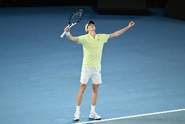 ITALIJAN NIJE DAO ŠANSU ZVEREVU Siner osvojio Australijan Open, pa uradio nešto neverovatno