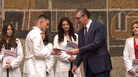 NAJBOLJI STUDENTI MEDICINE NE ČEKAJU NA POSAO - OD 2014. ZAPOSLENO 38.128 MEDICINSKIH RADNIKA: Plate u zdravstvu vrtoglavo rastu - zahvaljujući državi, lekari žele da se vrate u Srbiju