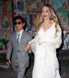 ŠTA SE OVO DEŠAVA? OPET IZAZVAO NESREĆU, A TEK SE OPORAVIO Sin Anđeline Džoli i Breda Pita divljao po ulici, isplivao i snimak, sve se vidi