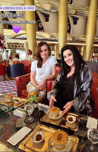 ZLATO NA SVE STRANE! Evo kako Dragana Mirković uživa u Dubaiju, objavila fotografiju iz naskupljeg restorana na svetu!