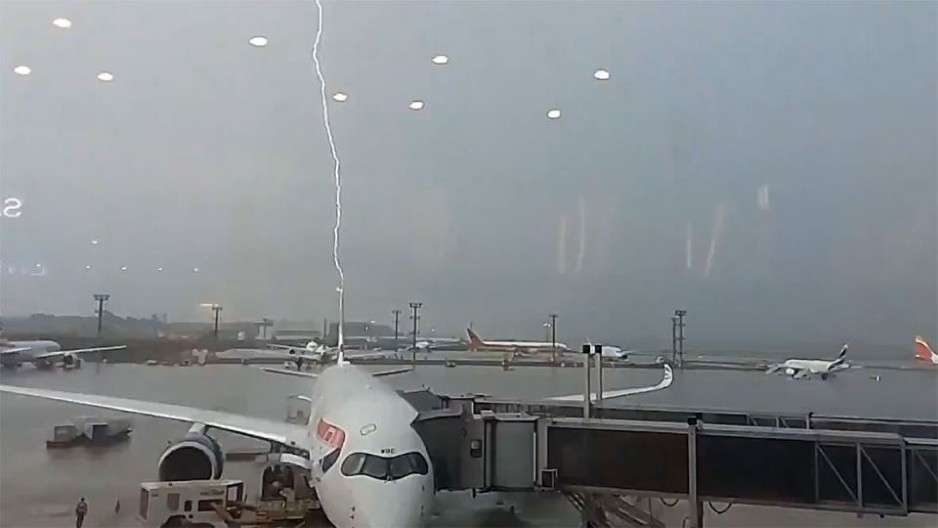 GROM UDARIO PRAVO U AVION Putnik snimio horor momenat: "Imao sam sreće" (VIDEO)