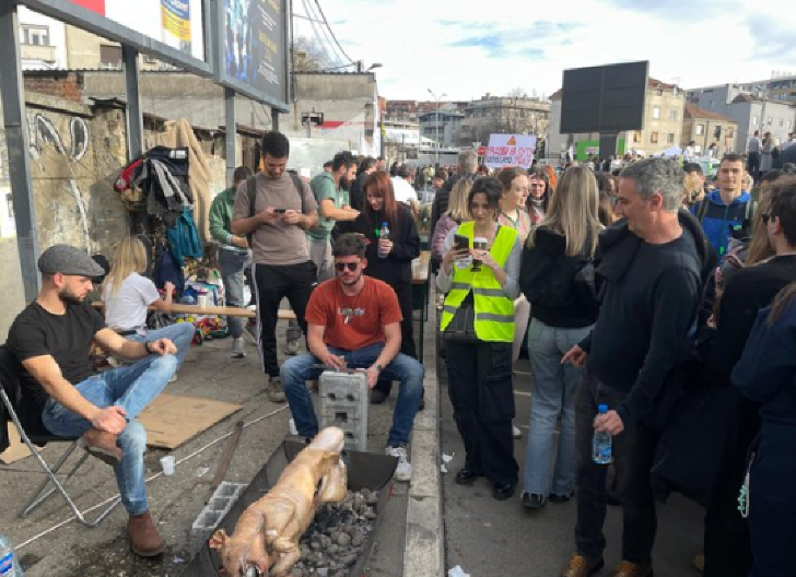 ZAR STE ZBOG OVOGA BLOKIRALI CEO GRAD? Blokirali ceo grad da bi vrteli prase na ražnju (FOTO)