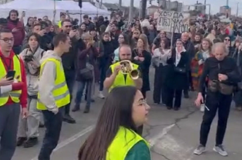 SRAMOTA! EVO KAKO ŽALE ZA STRADALIMA U NOVOM SADU! Demonstranti se vesele uz trubu na Autokomandi (VIDEO)
