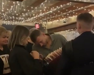 DŽEKO PAO U TRANS KADA JE ČUO OVAJ "NARODNJAK" Muzičari se obogatili od samo jedne pesme, harmonikaš više nije znao šta da radi (VIDEO)