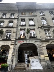 ALBERT AJNŠTAJN KAO GLAVNA ATRAKCIJA BERNA Sport.alo ispred stana u kom je živeo čuveni naučnik (FOTO)