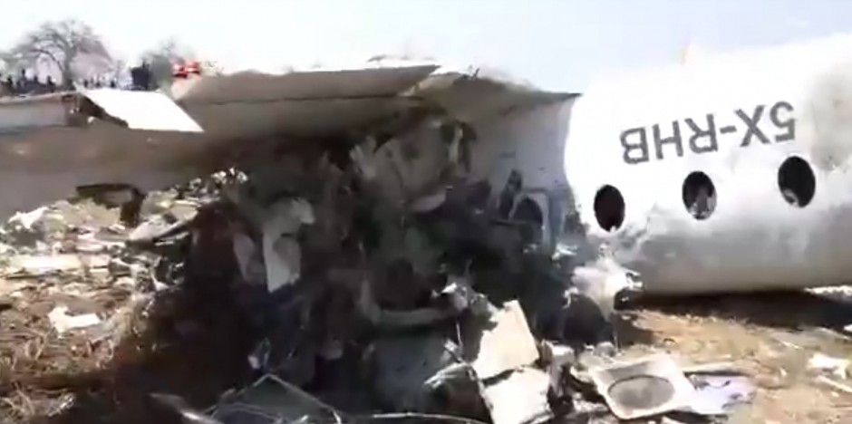 20 MRTVIH U PADU AVIONA Stravične scene na mestu nesreće, preživeo je samo jedan (FOTO/VIDEO)