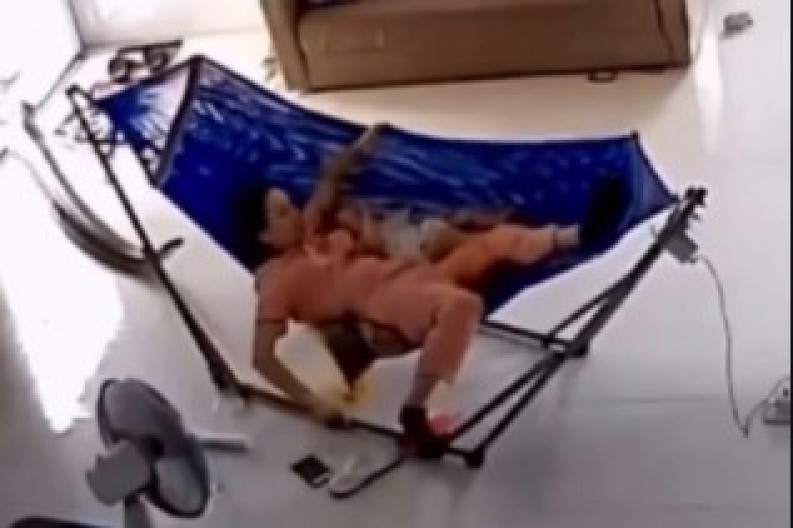 MAJKA USPAVLJIVALA BEBU, A ISPOD NJE - ČUDOVIŠTE Kad je ugledala glavu, zgrabila dete i odmah pobegla iz prostorije! (VIDEO)