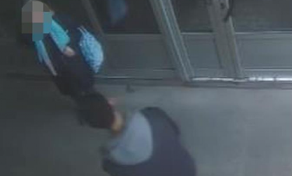 KAMERE SNIMILE JEZIVU SCENU U BEOGRADU Žena išla ulicom, prišao joj mladić i - HOROR