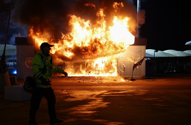BUKTI POŽAR NA STADIONU MANČESTER SITIJA Nezapamćene scene pred važan meč u Ligi šampiona!