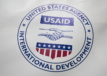ŽESTOKA SEČA, VEĆ SU POČELI DA PLJUŠTE OTKAZI Stotine njih iz USAID bez posla nakon Trampove odluke o zamrzavanju pomoći