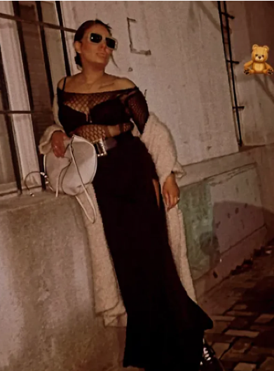 ŠOK IZDANJE ANE NIKOLIĆ! Šlic do kuka, a ispod mrežaste majice samo brushalter, mreže gore (FOTO)