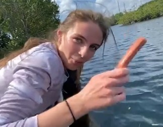 AU BRE, PA DA LI JE OVA DEVOJKA NORMALNA? Mamila ribu hranom zbog selfija, čudovište joj umalo otkinulo ruku! (VIDEO)