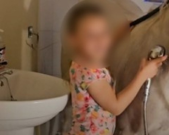 MAMA ZATEKLA ŠOKANTAN PRIZOR U KUPATILU Ćerkica se skinula u kupaći, odvrnula tuš, kada je videla ko je s njom u kupatilu, ostala bez teksta! (VIDEO)