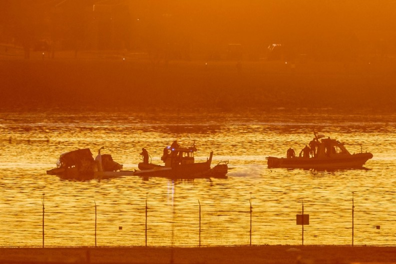 OTKRIVEN MOGUĆI UZROK KATASTROFALNE AVIONSKE NESREĆE Jedna stvar nije bila normalna, 67 mrtvih izvlače iz ledene reke kod Vašingtona (FOTO)