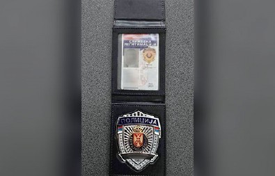 GLUMILI POLICAJCE POKAZALI LEGITIMACIJU PA OTELI MLADIĆA  Razlog kidnapovanja je krađa dva USB na kojima se nalazilo bogatsvo