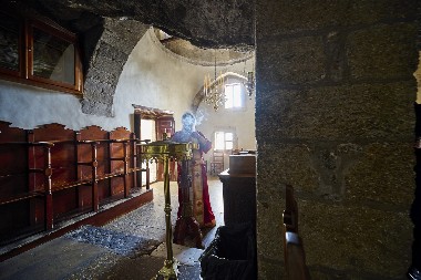 ISPOVEST OČAJNE ŽENE KOJA JE MOLILA SVEŠTENIKA ZA POMOĆ ,,Svekrva me maltretira svojim narodnim ritualima'', njegov odgovor pamtiće dok je živa!