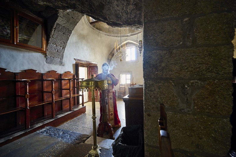 ISPOVEST OČAJNE ŽENE KOJA JE MOLILA SVEŠTENIKA ZA POMOĆ ,,Svekrva me maltretira svojim narodnim ritualima'', njegov odgovor pamtiće dok je živa!