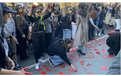 OTISCI KRVAVE ŠAKE, ĆUTANJE I ŠETNJA U Skoplju održan protest IDENTIČAN onima koji se dešavaju u Srbiji (FOTO)
