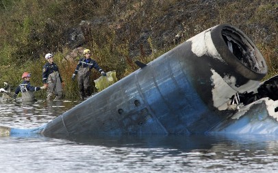 SPASIOCI IZVUKLI TELA ŽRTVI AVIONSKE NESREĆE U VAŠINGTONU: Sve crne kutije pronađene, još se traga za svim poginulima (FOTO)
