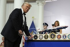 POČETAK TRGOVINSKOG RATA Potvrđeno – Tramp danas uvodi carine Kanadi, Kini i Meksiku