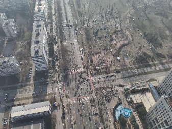 TRENUTAN SNIMAK DRONOM IZ NOVOG SADA: Nekolicina ljudi blokira Most slobode (FOTO)