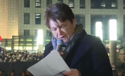 BJELO, KO TI JE PISAO GOVOR? Opozicioni glumac vidno pogubljen jedva čitao tekst na protestu (VIDEO)