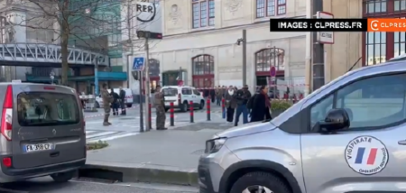 SEVALI RAFALI NA ŽELEZNIČKOJ STANICI! Čovek izvukao oružje prilikom provere, obezbeđenje otvorilo vatru! (VIDEO)