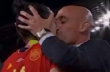 FUDBALERKA BEZ DLAKE NA JEZIKU "Zgrabio me je za uši i poljubio u usta": Šokantne tvrdnje na suđenju