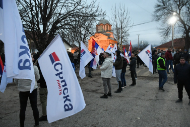 VIŠE OD 1.000 LJUDI NA VELIČANSTVENOM MITINGU SRPSKE LISTE Narod uzvikuje: “Srbija Srbija”, “Pobeda, Pobeda”