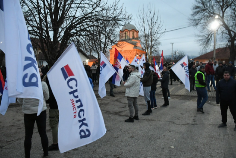 VIŠE OD 1.000 LJUDI NA VELIČANSTVENOM MITINGU SRPSKE LISTE Narod uzvikuje: “Srbija Srbija”, “Pobeda, Pobeda”