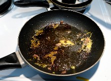 SKIDA SE I NAJGORA PRLJAVŠTIMA, ALI AKO GA OVAKO PERETE Kako da očistite tiganj za koji se zalepila hrana i nikako ne može da spadne?