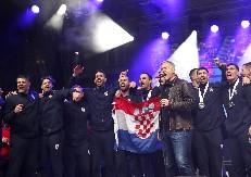 VELIKI SKANDAL U ZAGREBU Hrvatski rukometaši slavili uz Tompsonovu ratnu pesmu (VIDEO)