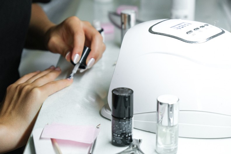 SVI BI REKLI DA SU OVO JESENJE NIJANSE, ALI OVI LAKOVI ZA NOKTE OSVAJAJU PROLEĆE Biće ovo najpopularnije boje u 2025. godini, otimaće se za njih