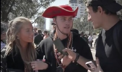 ŠOKANTAN SNIMAK, MOMAK UHVAĆEN U LAŽI PRED KAMERAMA Devojka zanemela od šoka, njegov odgovor je razbesneo sve! (VIDEO)